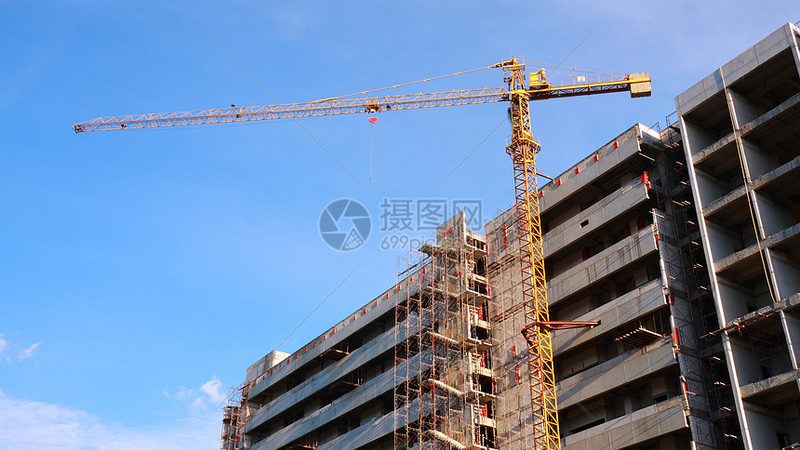 在选择土建测量仪器时，以下因素需要重点考虑：
